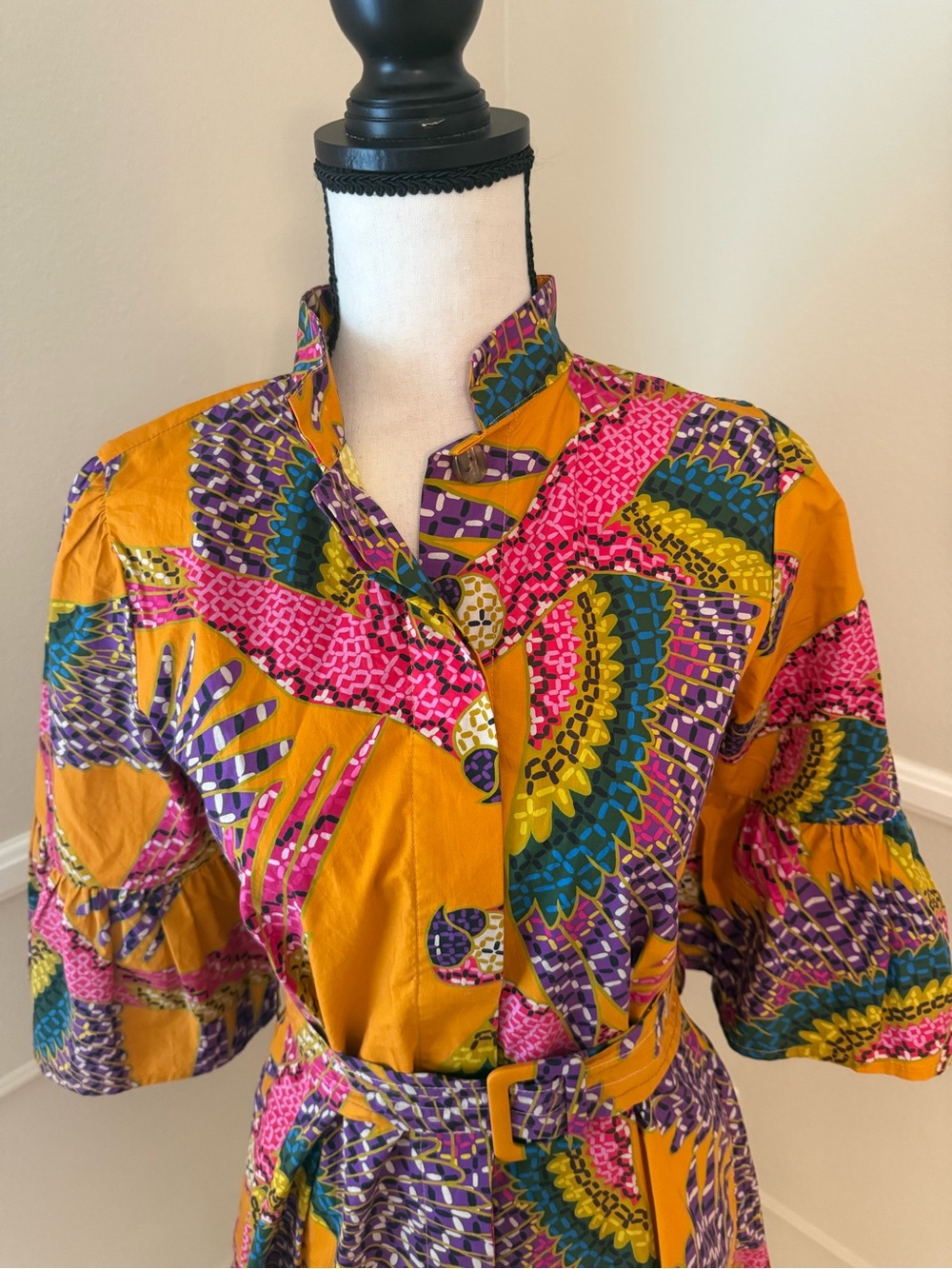Parrot-themed, belted FARM Rio mini dress with three-quarter sleeves - Picture 4 of 9